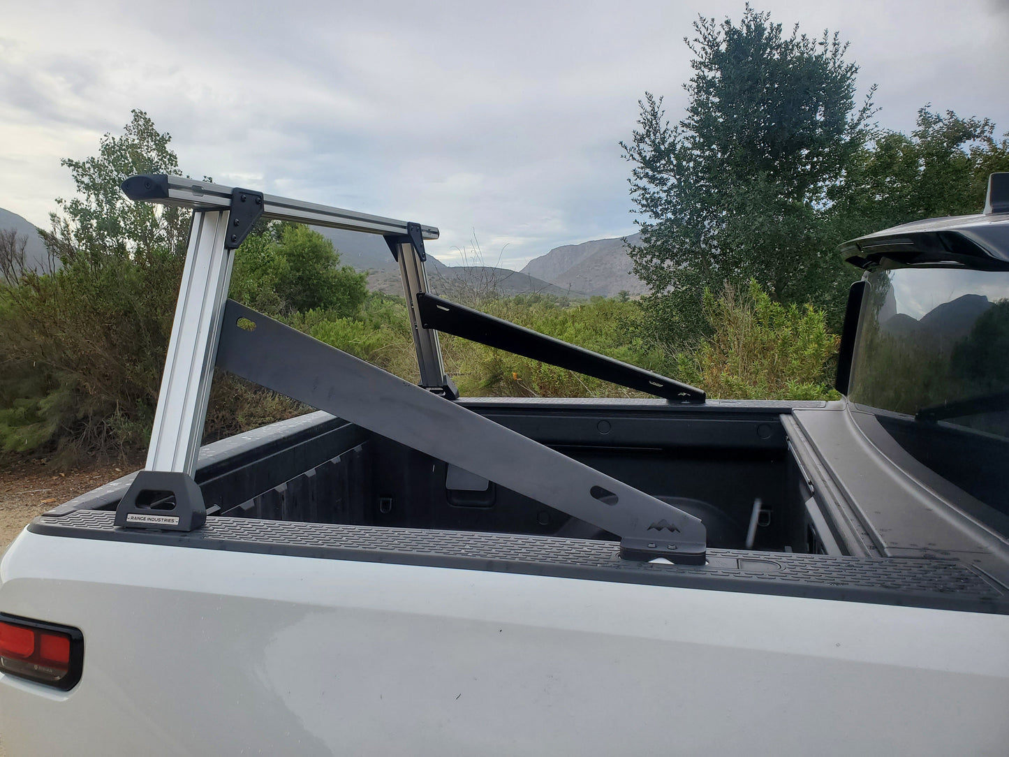 Kayak Crossbar Compatible With Rivian R1T